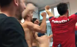 ŽURKA: Pogledajte kako su fudbaleri Zvezde ispratili titulu Novaka Đokovića na Vimbldonu (VIDEO)