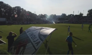 KRAĆI PREKID U INĐIJI: Navijači uleteli u teren da bi skinuli transparent, intervenisala i Žandarmerija!