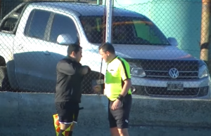 BIZARNO: Sudija u sred utakmice otrčao sa terena – pravo u toalet! (VIDEO)