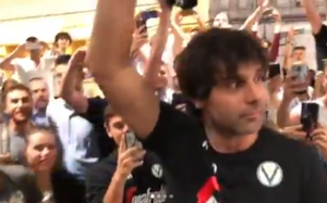 EUFORIJA: Pogledajte kako su navijači dočekali Miloša Teodosića u Bolonji (VIDEO)