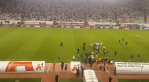 BRUKA U SPLITU: Hajduk ispao od amatera – navijači uleteli na teren da biju igrače, ima i povređenih! (FOTO)