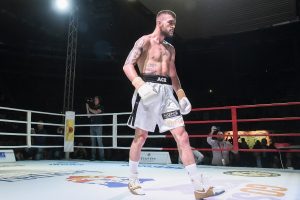 PRVI PUT KAO ‘UGOSTITELJ’: Veljko narednog vikenda boksuje u dresu novog kluba, ponovo kao amater!