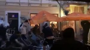 HAOS U BRATISLAVI: Krvav sukob navijača Levskog i Krakovije (VIDEO)