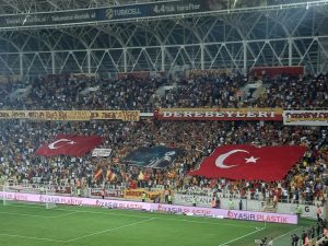 PIROVA POBEDA: Ko gubi, ima prava da se ljuti ali… Navijači Malatije bacali baklje u teren (VIDEO)