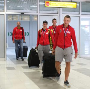 DOČEK VICEŠAMPIONA: Teniska selekcija Srbije do 16 godina dočekana na aerodromu u Beogradu!