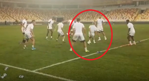 JAPANAC ‘NAPRAVIO KIKS’: Saigrači Asana izvrteli u krugu, lopta otišla kroz noge, sjajna atmosfera (VIDEO)