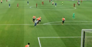 KAKAV ‘TAČDAUN’: Liverpul je pravi magnet za egzibicioniste koji vole da utrče na teren (VIDEO)