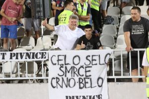 TRAŽE POBEDU ZA ‘ZELENIM STOLOM’: Turci propagiraju da su Grobari veličali Obilića, a na slici je… (FOTO)