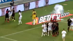 LUDNICA U RUMUNIJI: Baklja pogodila sudiju u glavu, tuča na tribini i terenu (VIDEO)