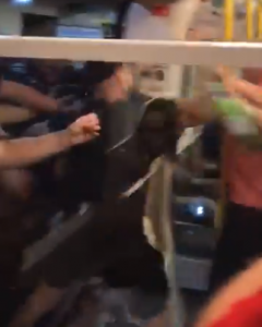 POVRATAK U MRAČNO DOBA: Opšta tuča navijača Sitija i Liverpula u gradskom prevozu (VIDEO)