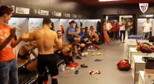 LUDNICA U SVLAČIONICI ATLETIKA: Ovako su saigrači dočekali veterana koji je presudio Barsi (VIDEO)