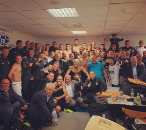 LUDILO U MOLDEU: ‘Parni valjak’ se zahuktao, slavi se u svlačionici (VIDEO)