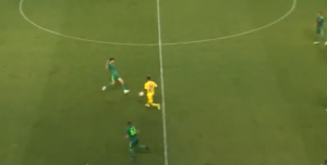 KOMEDIJA U MAĐARSKOJ: Ispucao loptu i ‘slučajno’ dao gol sa pola terena (VIDEO)