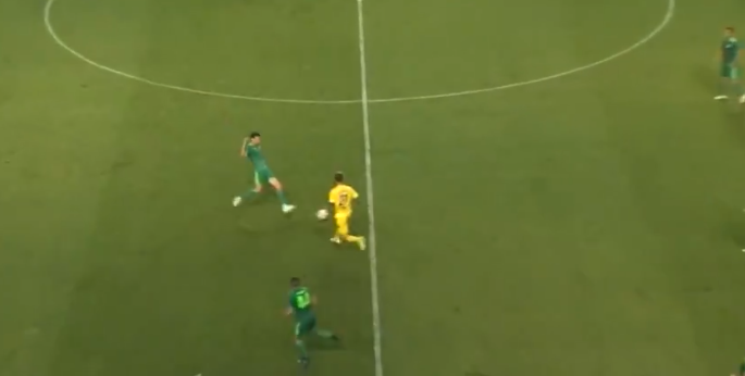 KOMEDIJA U MAĐARSKOJ: Ispucao loptu i ‘slučajno’ dao gol sa pola terena (VIDEO)