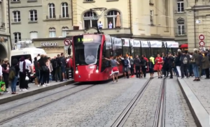 SVE JE CRVENO-BELO: Krenuo je korteo zvezdaša, tramvaj je malo ‘zalutao’… (VIDEO)
