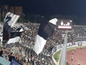 DA VOLIM CRNO-BELE: Gromoglasna podrška ‘Grobara’ na startu utakmice protiv Konahsa (VIDEO)