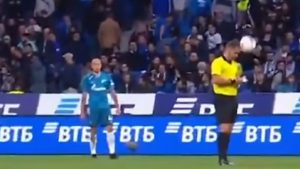 OVO NISMO VIDELI DO SADA: Igrač pogodio sudiju, a njegova reakcija nasmejala je stadion (VIDEO)