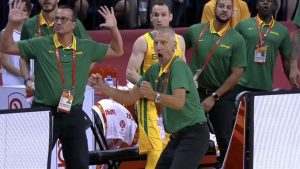 ACA TRICA: Znate šta je najlepše? Imate momka od 23 godine, NBA MVP-a i zaustavi ga čovek od 40!