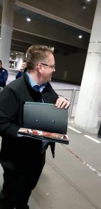 FUDBALSKI ROMANTIK: Nemac sa sveskom u kojoj su slike fudbalera Zvezde čekao autograme, evo šta je rekao za HS…