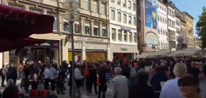 VESELO U MINHENU: ‘Delije’ se okupljaju na trgu, deka napravio delirijum kad ja zasvirao dobro poznatu melodiju (VIDEO)