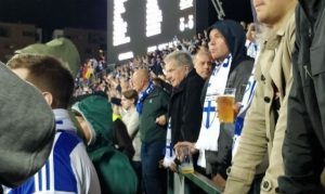 FOTO-UBOD: Finski predsednik iz kopa navijao za svoju selekciju protiv Italije (FOTO)