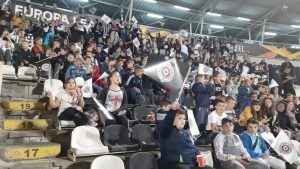 FENOMENALNO: Pune dve tribine stadiona u Humskoj, odjekuje vrisak dece (VIDEO)