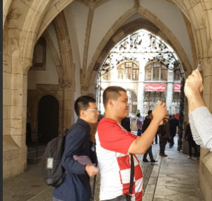 FOTO-UBOD: Provokacija ili ludost ovog momka, procenite sami (FOTO)