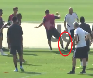 IGUAIN JE MALO NERVOZAN: Argentinac šutnuo pomoćnog trenera (VIDEO)