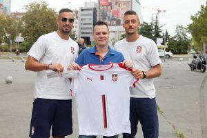 BRAVO ‘ORLOVI’: Reprezentativci Srbije iznenadili građane, delili dresove i ulaznice (VIDEO)