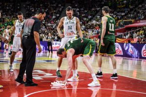 ŠOKANTNO: Sudija se pohvalio igraču Litvanije da prvi put sudi na SP!? (VIDEO)