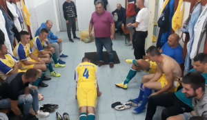 ‘AKO SI SE SKINUO SA DROGE, IGRAĆEŠ!’: Trener u Bosni postao pravi hit na društvenim mrežama! (VIDEO)