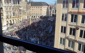 KRCAT TRG U MINHENU: Ori se pesma zvezdaša, sve ih je više na ‘Marijenplacu’ (VIDEO)