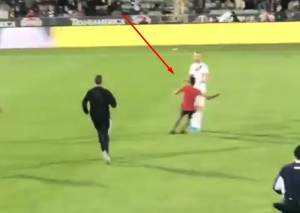 TO MOŽE SAMO NJEMU DA SE DESI: Navijač uleteo na teren, ali nije umeo kao Zlatan da ‘šeta po vodi’ (VIDEO)