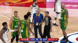 PSOVAO SVE REDOM: Aca ‘trica’ ušao na teren protiv Amerikanaca i napravio šou! (VIDEO)