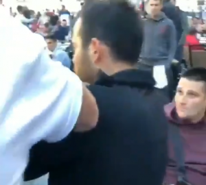 FRKA U MINHENU: Navijač ušao među zvezdaše u dresu omraženog kluba! I nije se dobro proveo… (VIDEO)