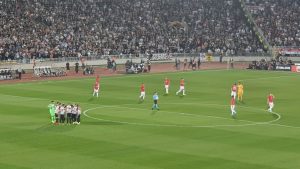 INCIDENT U HUMSKOJ: ‘Grobari’ uzeli zastavu Mančesterovih navijača! (VIDEO)