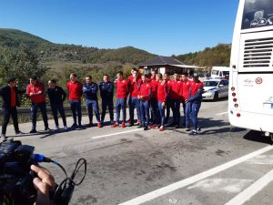 BRAVO ‘DELIJE’: Igrači Zvezde izašli iz autobusa i družili se sa navijačima (VIDEO)