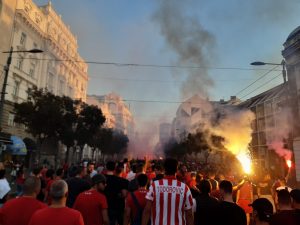 BEOGRAD JE CEO CRVENO-BEO: Navijači Zvezde i Olimpijakosa zajednički se uputili ka ‘Marakani’ (VIDEO)
