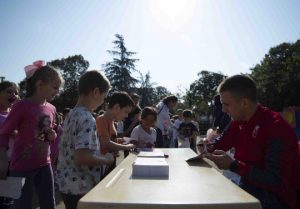 DAN ZA PAMČENJE: Vulić i Jovičić ulepšali osnovcima dan (VIDEO)