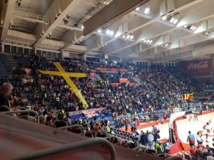 NESVAKIDAŠNJI AMBIJENT: Joviću dres, trubači sviraju ‘Kaćušu’, a zvezdaši uz koreografiju nadjačali himnu Evrolige! (VIDEO)