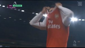 OVAKO SE NE PONAŠA KAPITEN: Granit Džaka bacio traku, vređao navijače i… (VIDEO)