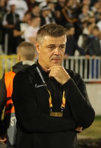 TVITOVI: Partizan gubi na poluvremenu, ‘kazniti svakoga ko vrati Stojkoviću loptu’!