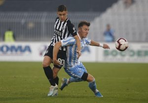 GROBARI PROZIVALI KOKEZU: Evo šta je pisalo na transparentu zbog kog je Grujić prekinuo meč u Humskoj (FOTO)