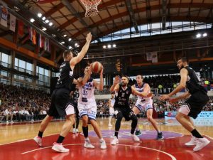 TRINKIJERI LITVANCIMA: Ukucajte na Guglu – ‘Kako izgleda centar u košarci’