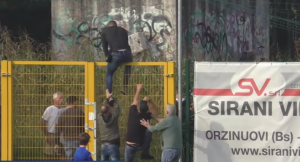 STIGLI PRVI SNIMCI: Dešavanja iz Breše – srpski navijači pojurili Albance, Baloteli bio u neverici (VIDEO)