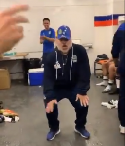 U ARGENTINI NEĆE BITI DOSADNO: Ludi ples Maradone posle prve pobede! (VIDEO)