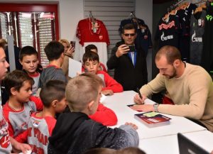 CRVENO-BELI DAN: Borjan prodavao karte za Totenhem i družio se sa mališanima!