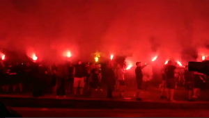 VATRENA ATMOSFERA: ‘Đavoli’, dobro došli u pakao, nezapamćena atmosfera ispred stadiona u Humskoj! (VIDEO)