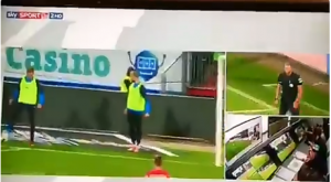 PROKLETI VAR: Fudbaler se zagrevao kraj terena, a skrivio je penal, evo kako (VIDEO)