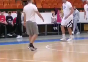 MILIČIĆ PRVI PUT NA PARKETU POSLE BOSTONA: Protivnik mu se uneo u facu, pa završio na patosu! (VIDEO)